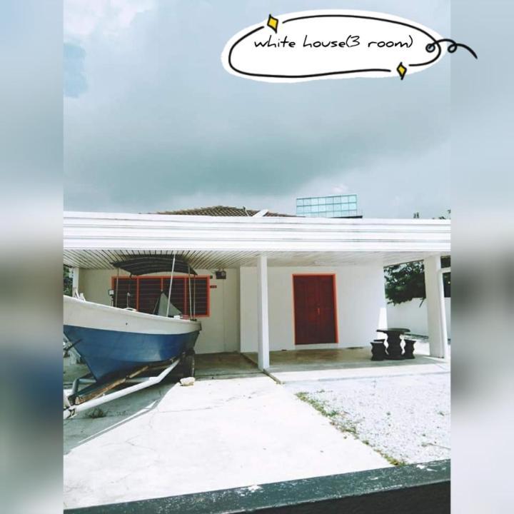 Pandai Dickson Banglow White & Yellow House Apartment Port Dickson Exterior photo