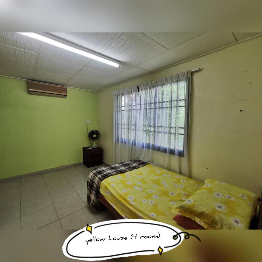 Pandai Dickson Banglow White & Yellow House Apartment Port Dickson Exterior photo